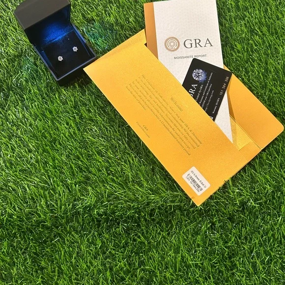 VVS1 Moissanite Stud Earrings - Picture 2 of 7